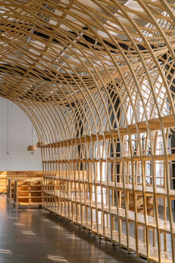 中間廊道看南側貨架.jpg 中間廊道看南側貨架.jpg