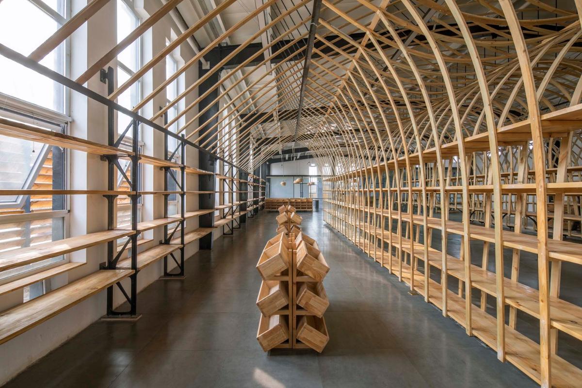 南側廊道與側窗.jpg 南側廊道與側窗.jpg