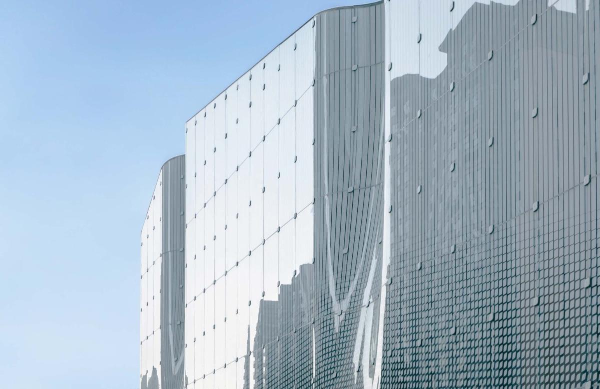 幕墻上的菱形圖案遠看呈現(xiàn)出鱗片的質(zhì)感,_The_diamond_patterns_on_the_curtain_wall_are_an_Imitation_of_butterfly_wing_scales_?張全.jpg 幕墻上的菱形圖案遠看呈現(xiàn)出鱗片的質(zhì)感,_The_diamond_patterns_on_the_curtain_wall_are_an_Imitation_of_butterfly_wing_scales_?張全.jpg